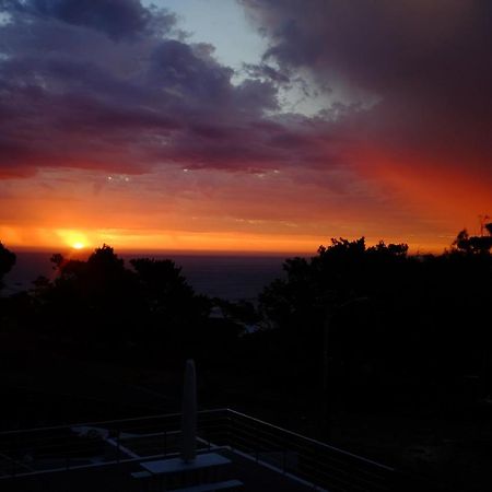 Bright Camps Bay Loft With Stunning Views And Shared Pool Appartement Kaapstad Buitenkant foto