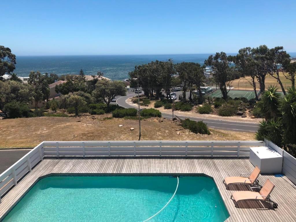 Bright Camps Bay Loft With Stunning Views And Shared Pool Appartement Kaapstad Buitenkant foto
