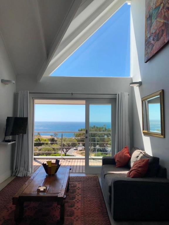 Bright Camps Bay Loft With Stunning Views And Shared Pool Appartement Kaapstad Buitenkant foto
