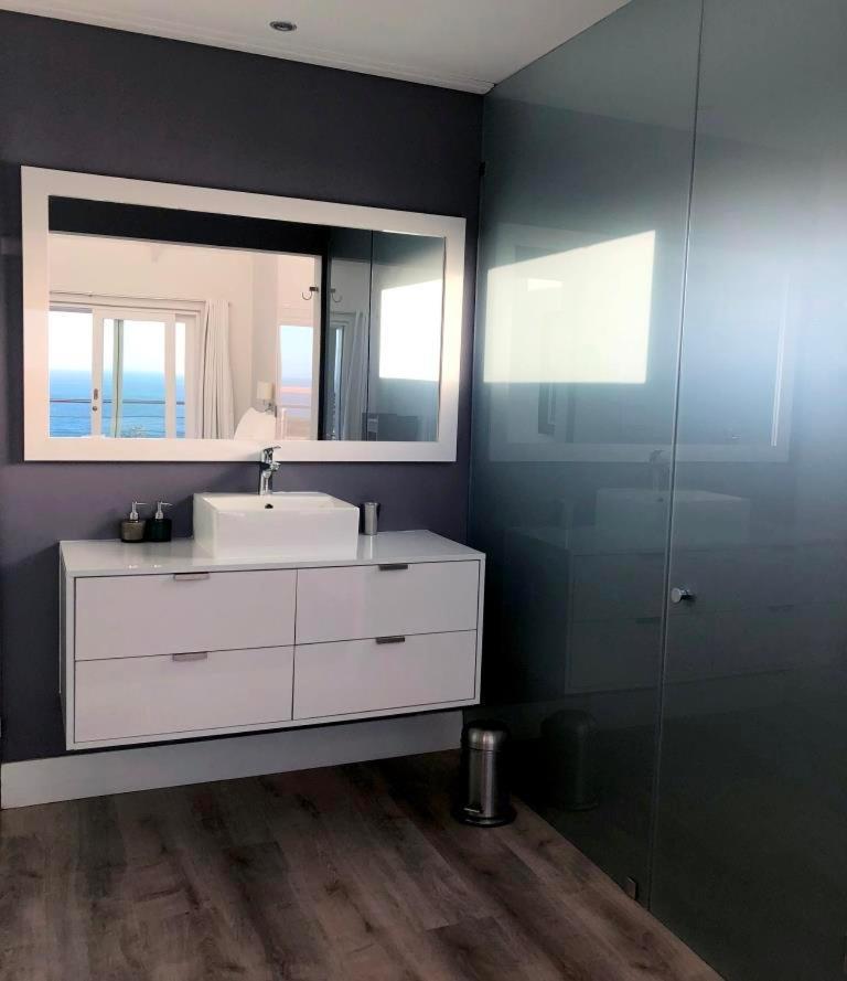 Bright Camps Bay Loft With Stunning Views And Shared Pool Appartement Kaapstad Buitenkant foto