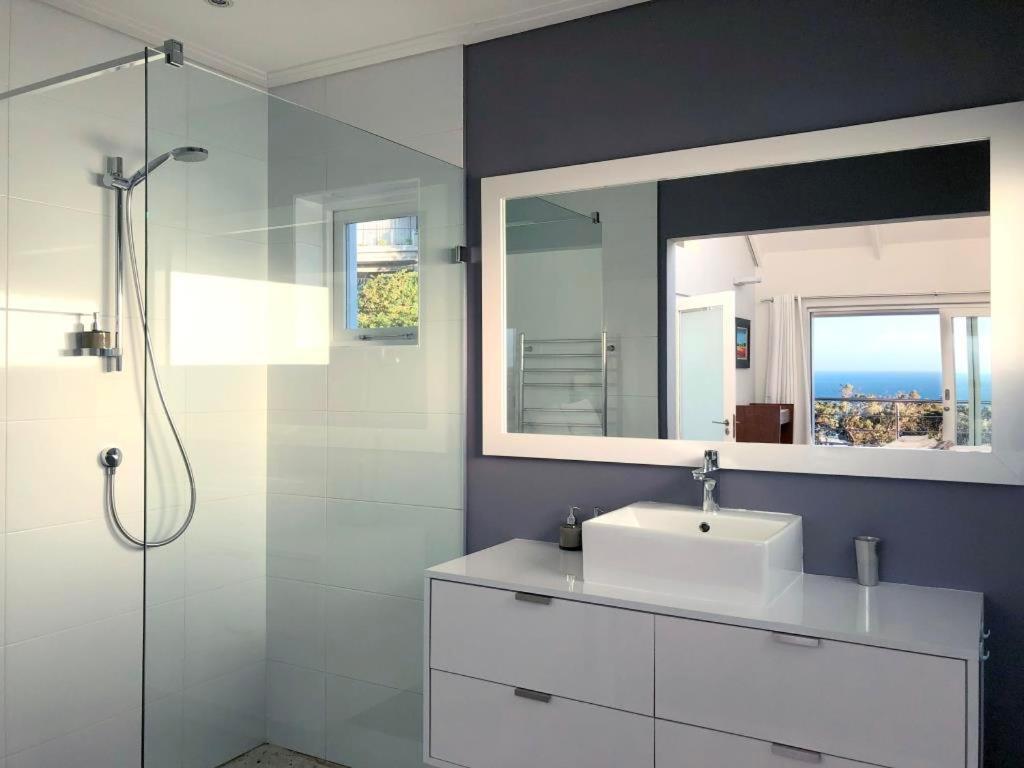 Bright Camps Bay Loft With Stunning Views And Shared Pool Appartement Kaapstad Buitenkant foto