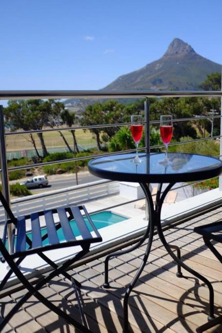 Bright Camps Bay Loft With Stunning Views And Shared Pool Appartement Kaapstad Buitenkant foto